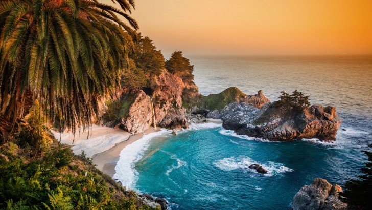 McWay Falls in Big Sur, California, USA Wallpaper